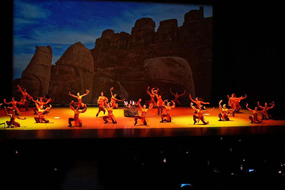 Anadolu'nun binlerce yıllık mitolojik ve kültürel tarihini sahneye taşıyan "Anadolu Ateşi" dans...