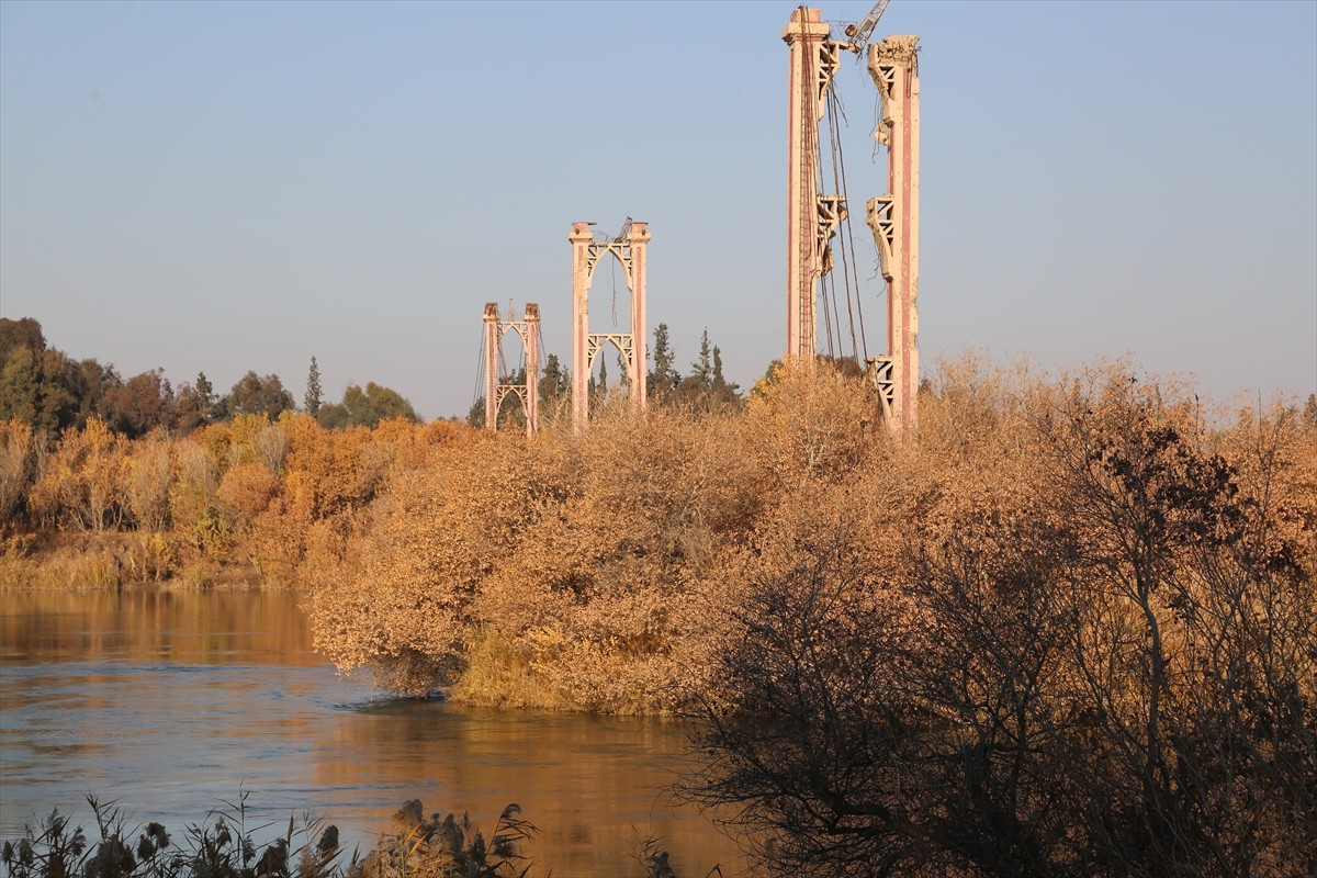 Anadolu Ajansı (AA) ekipleri, rejim güçlerinin saldırılarıyla yerle bir olan Deyrizor şehrinde...