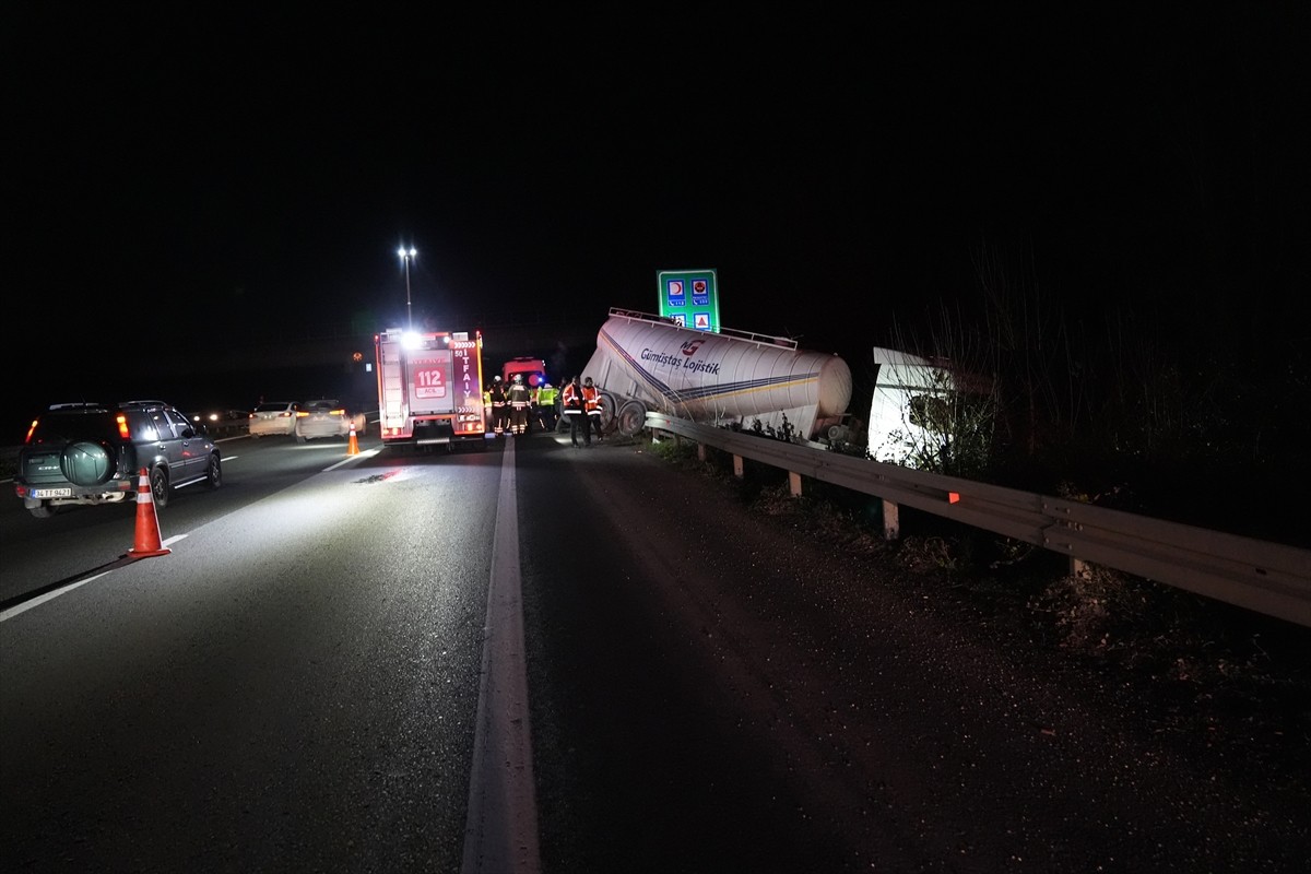 Anadolu Otoyolu'nun Düzce kesiminde karşı şeride geçtikten sonra şarampole devrilen tırın sürücüsü...