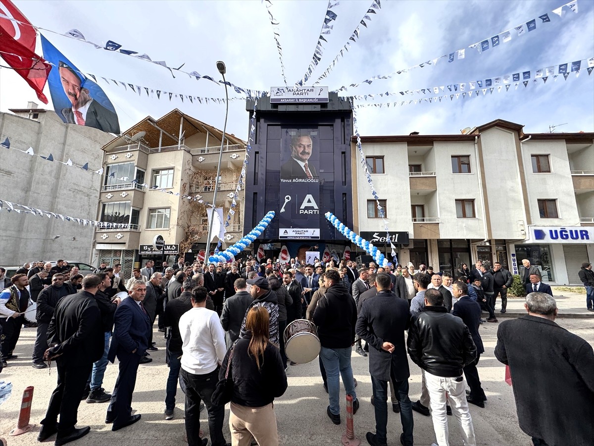 Anahtar Parti (A Parti) Genel Başkanı Yavuz Ağıralioğlu, Aksaray'da, partisinin Taşpazar...