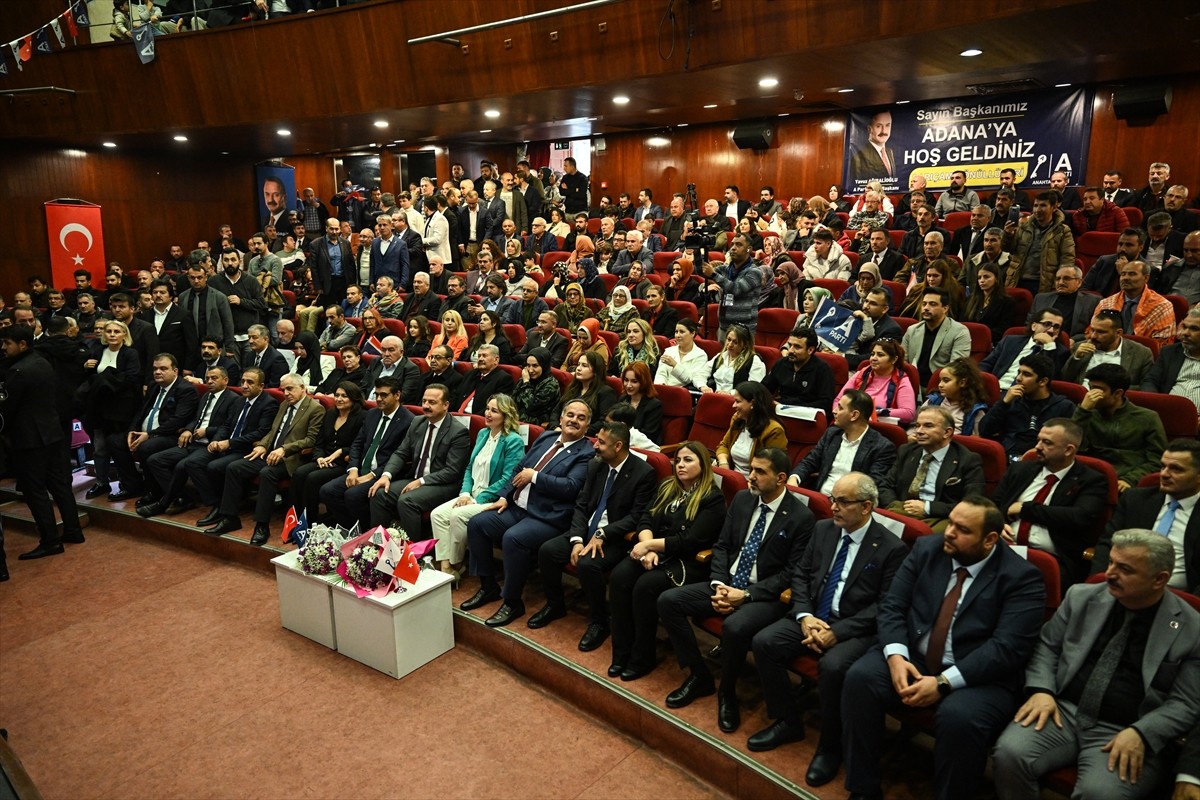 Anahtar Parti (A Parti) Genel Başkanı Yavuz Ağıralioğlu (ortada), Adana'da Yaşar Kemal Kültür...