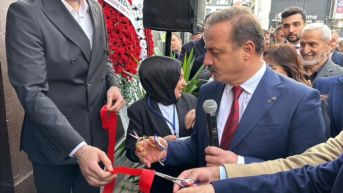 Anahtar Parti (A Parti) Genel Başkanı Yavuz Ağıralioğlu (sağda), Düzce'de partililerle bir araya...