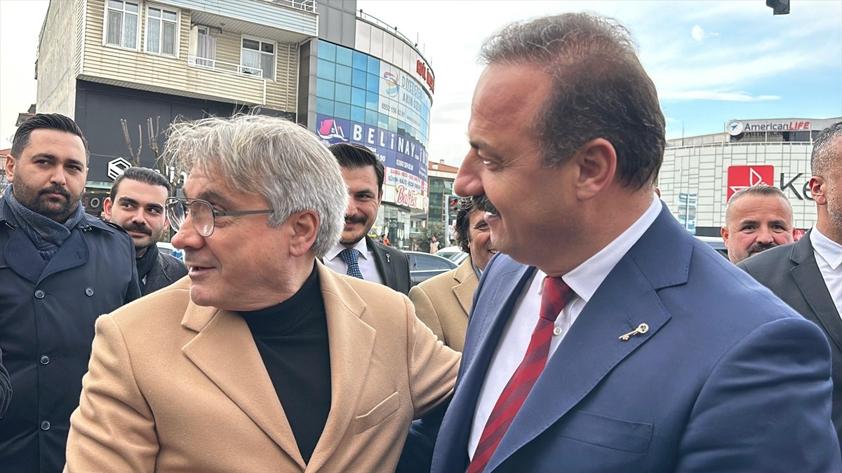 Anahtar Parti (A Parti) Genel Başkanı Yavuz Ağıralioğlu (sağda), Düzce'de partililerle bir araya...