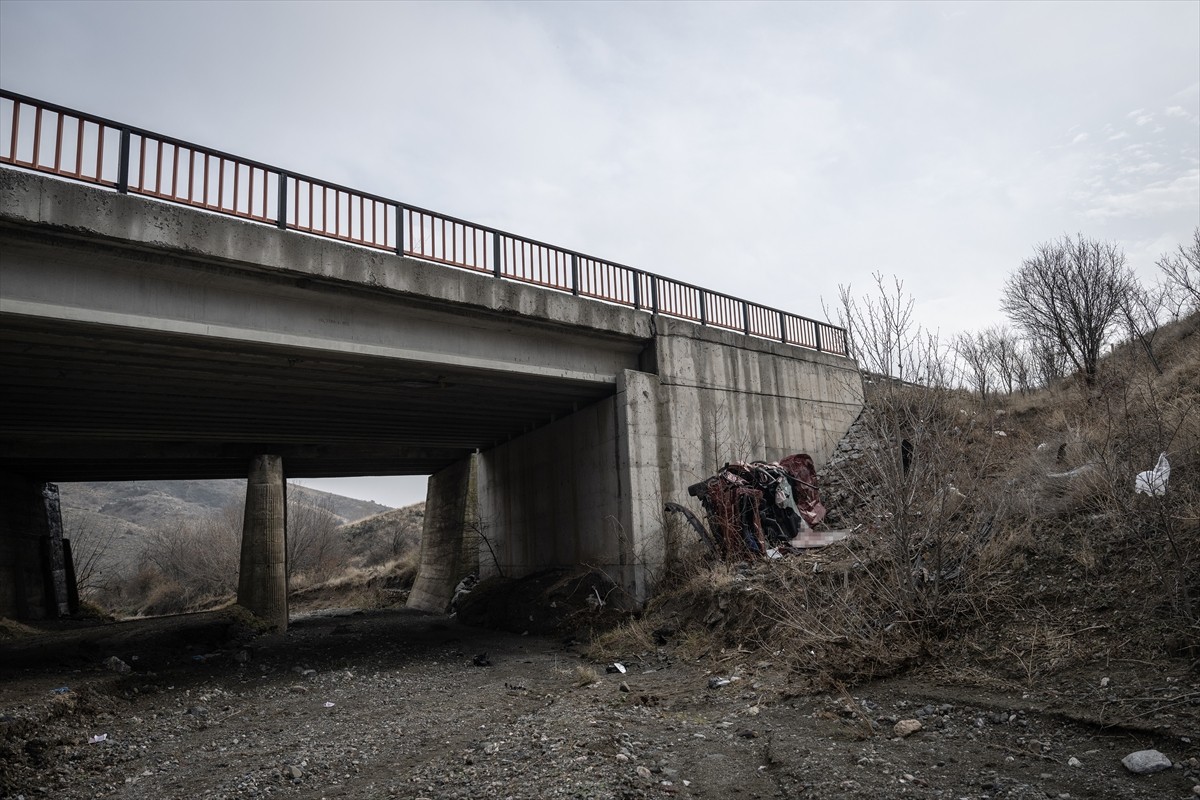 Ankara'nın Kalecik ilçesinde köprülü kavşaktan düşen otomobildeki 5 kişi yaşamını...