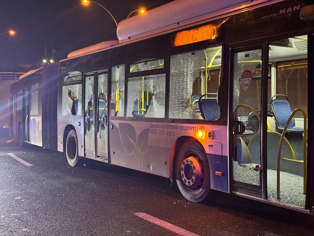 Ankara'nın Pursaklar ilçesinde belediye otobüsünün camlarını kıran şüpheli gözaltına...