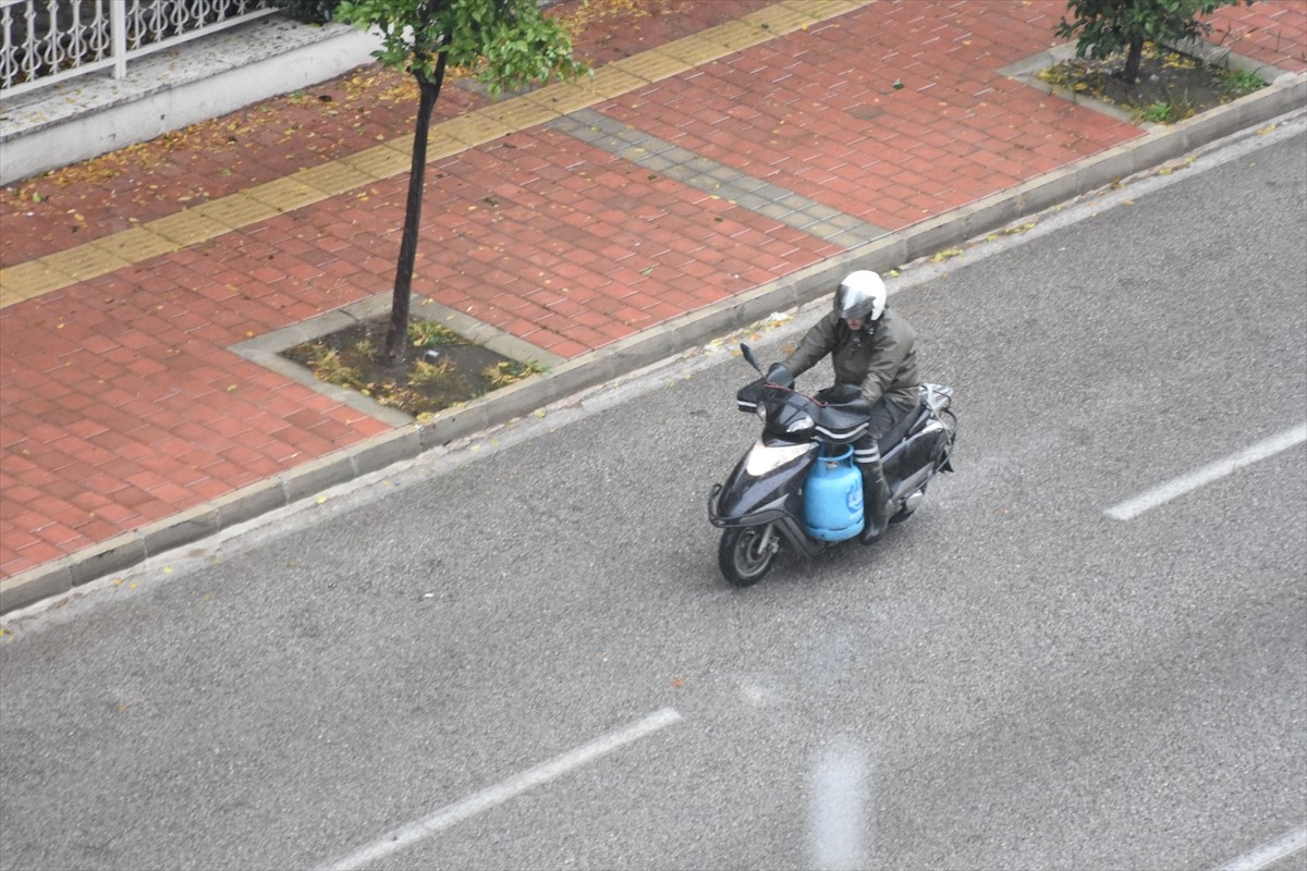 Antalya'da dün akşam saatlerinde başlayan ve sabah da devam eden yağış, zaman zaman şiddetini...