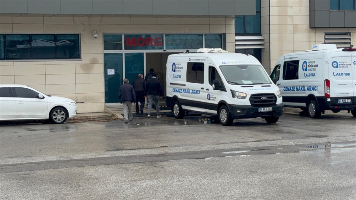 Antalya'nın Aksu ilçesinde bıçaklı kavgada yaralanan kişi, kaldırıldığı hastanede hayatını...