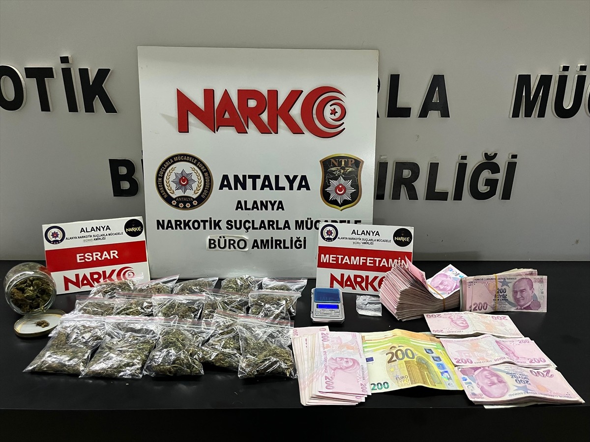 Antalya'nın Alanya ilçesinde düzenlenen operasyonda 2 şüpheli yakalandı. Operasyonda, 188 gram...