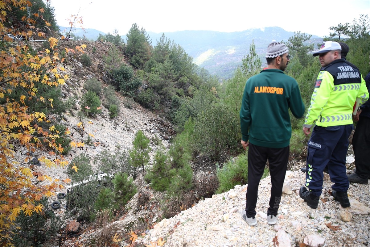 Antalya'nın Alanya ilçesinde uçuruma yuvarlanan kamyonetteki 9 yaşındaki kız çocuğu hayatını...