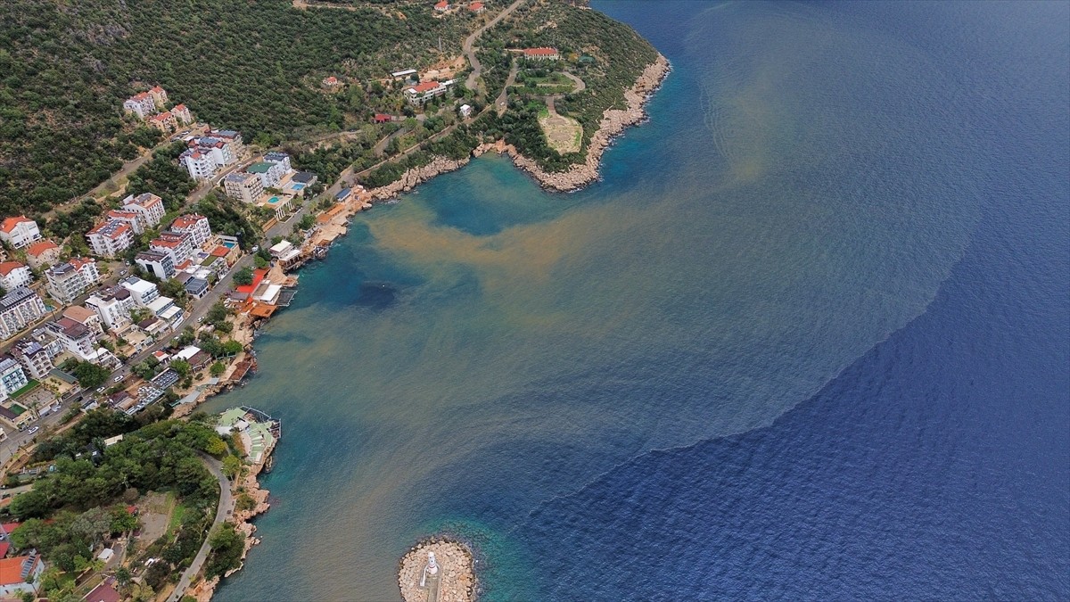 Antalya'nın Kaş ilçesinde etkili olan yağış dolayısıyla deniz suyunun rengi kısmen kahverengiye...