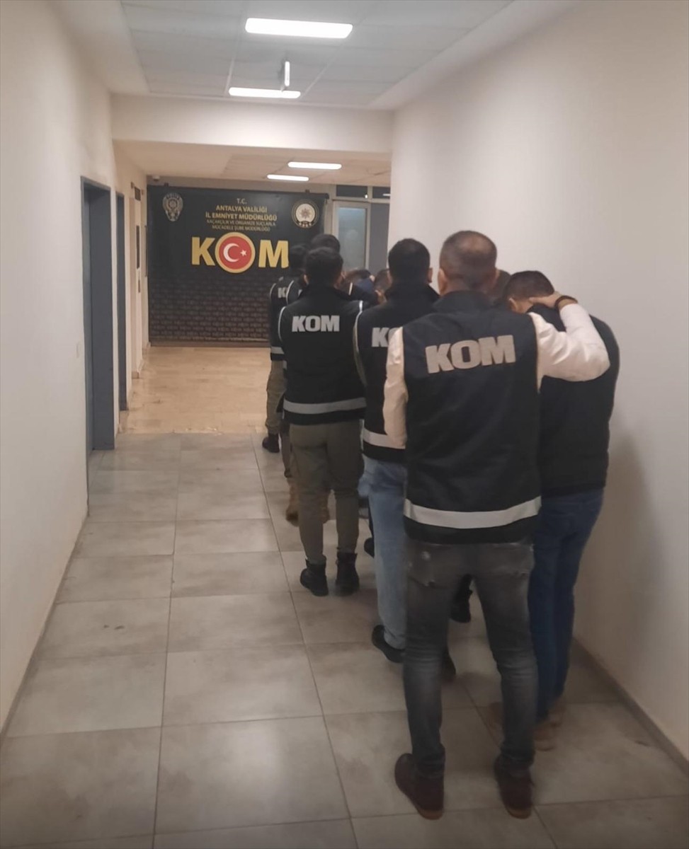 Antalya'nın Kemer ilçesinde düzenlenen dolandırıcılık operasyonunda gözaltına alınan 7 şüpheliden...