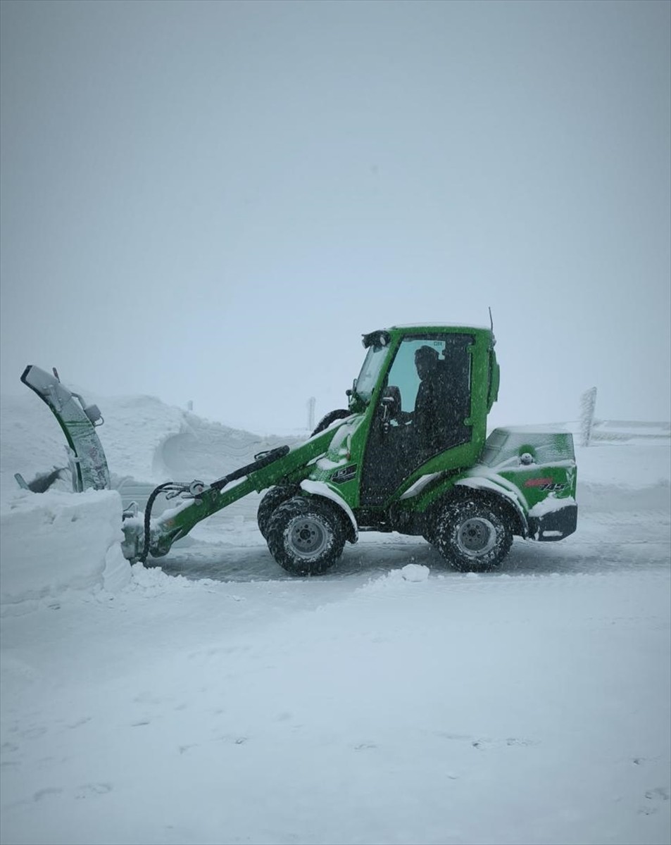 Antalya'nın Kemer ilçesinde Olympos Teleferik ile ulaşılan Tahtalı Dağı'nda kar kalınlığı 80...