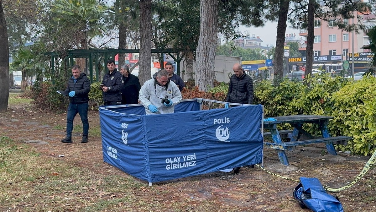 Antalya'nın Muratpaşa ilçesinde bir kişi parkta ölü bulundu. İhbar üzerine bölgeye polis ve sağlık...