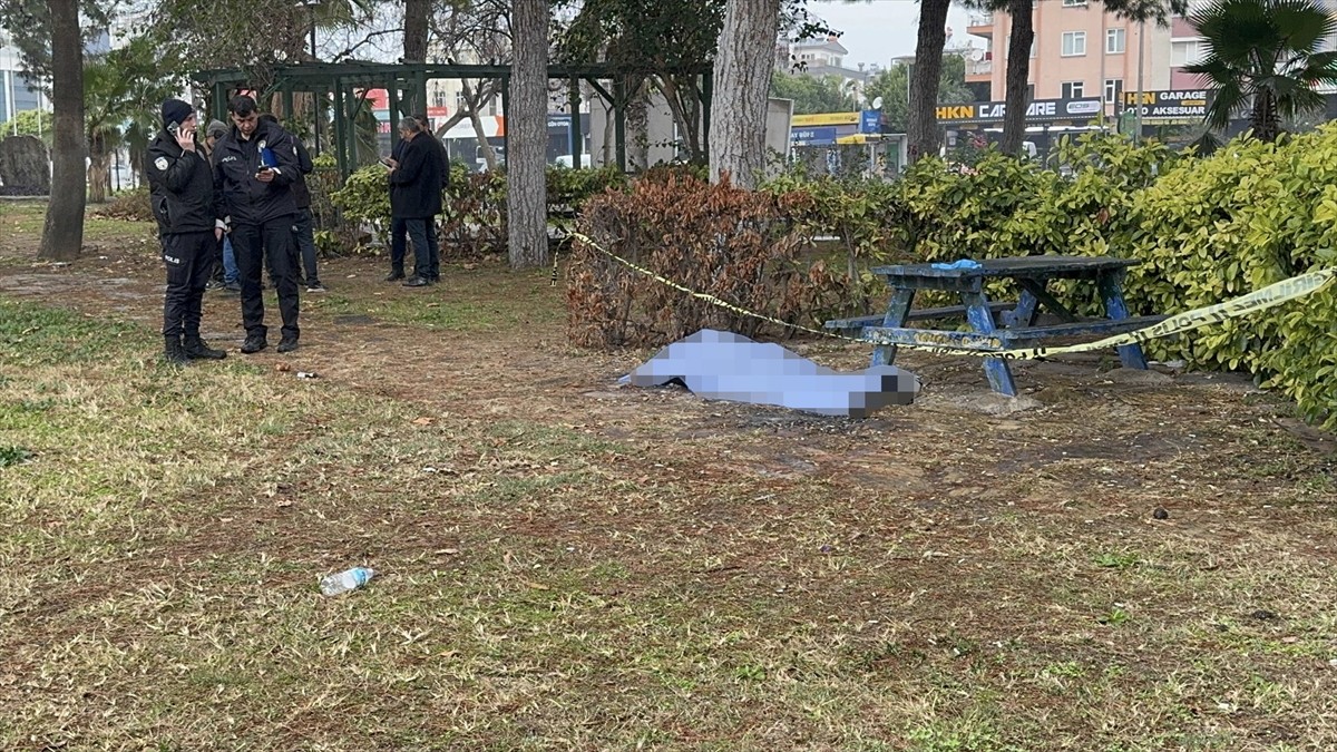 Antalya'nın Muratpaşa ilçesinde bir kişi parkta ölü bulundu. İhbar üzerine bölgeye polis ve sağlık...