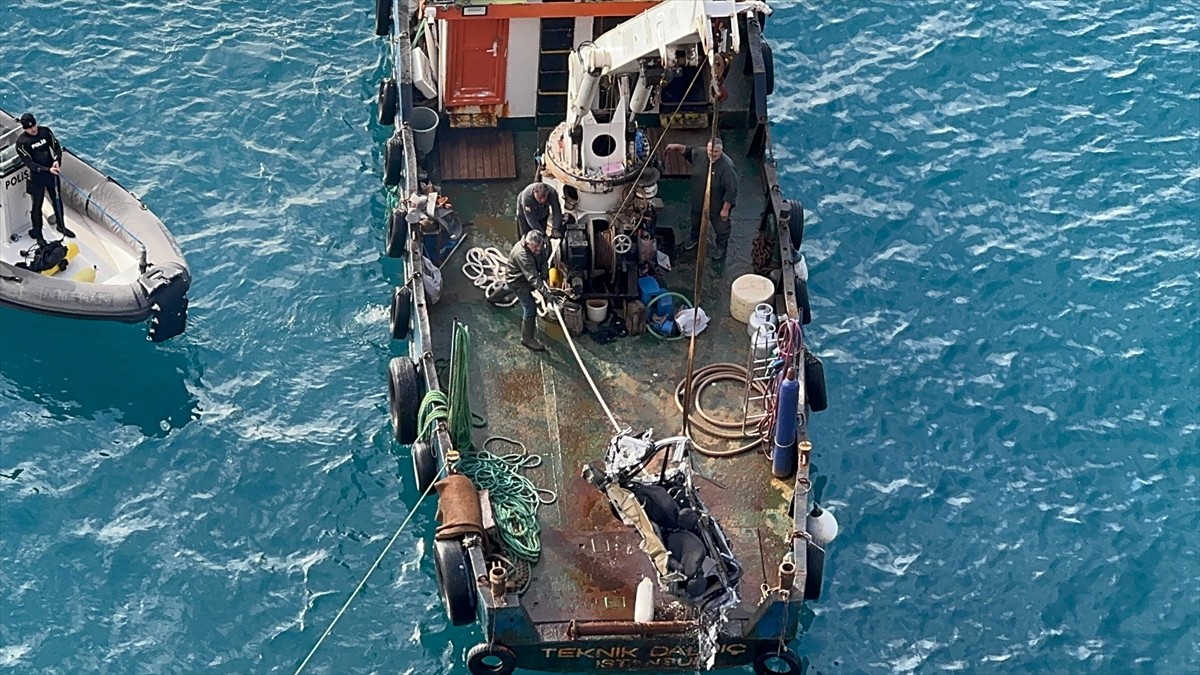 Antalya'nın Muratpaşa ilçesinde otomobille falezlerden denize düşerek kaybolan genci arama...