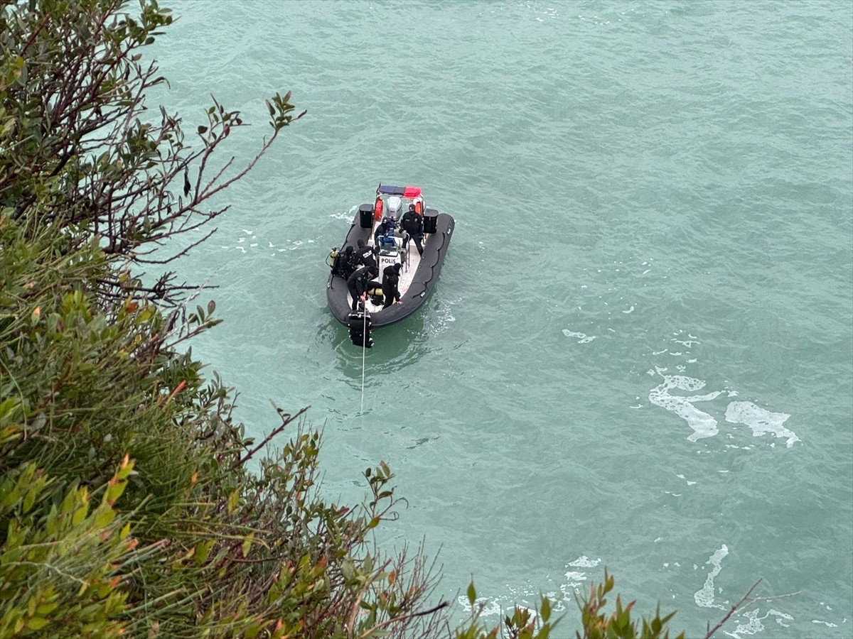 Antalya'nın Muratpaşa ilçesinde otomobille falezlerden denize düşüp kaybolan kişiyi arama kurtarma...