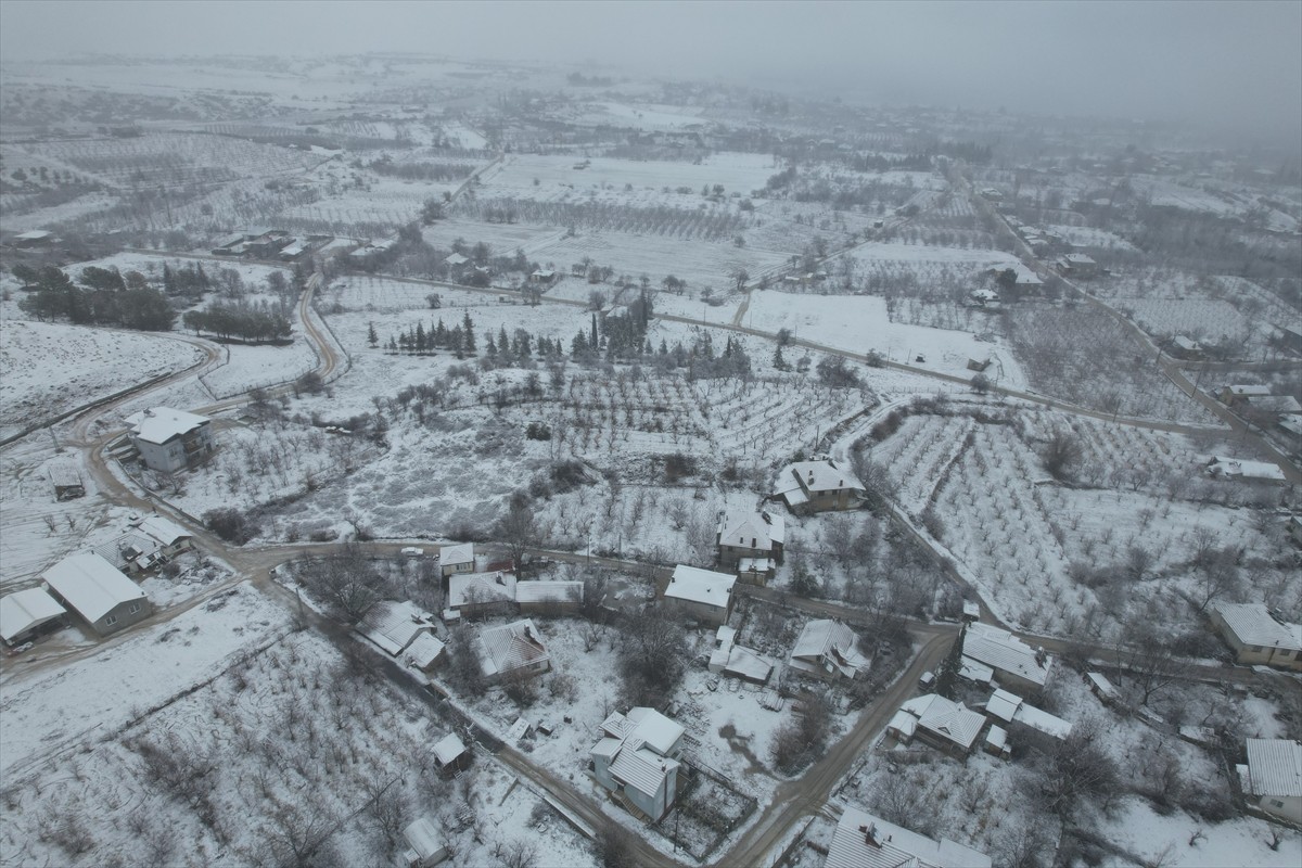Antalya'nın yüksek kesimlerinde kar, kent merkezinde ise sağanak etkisini aralıklarla sürdürüyor....