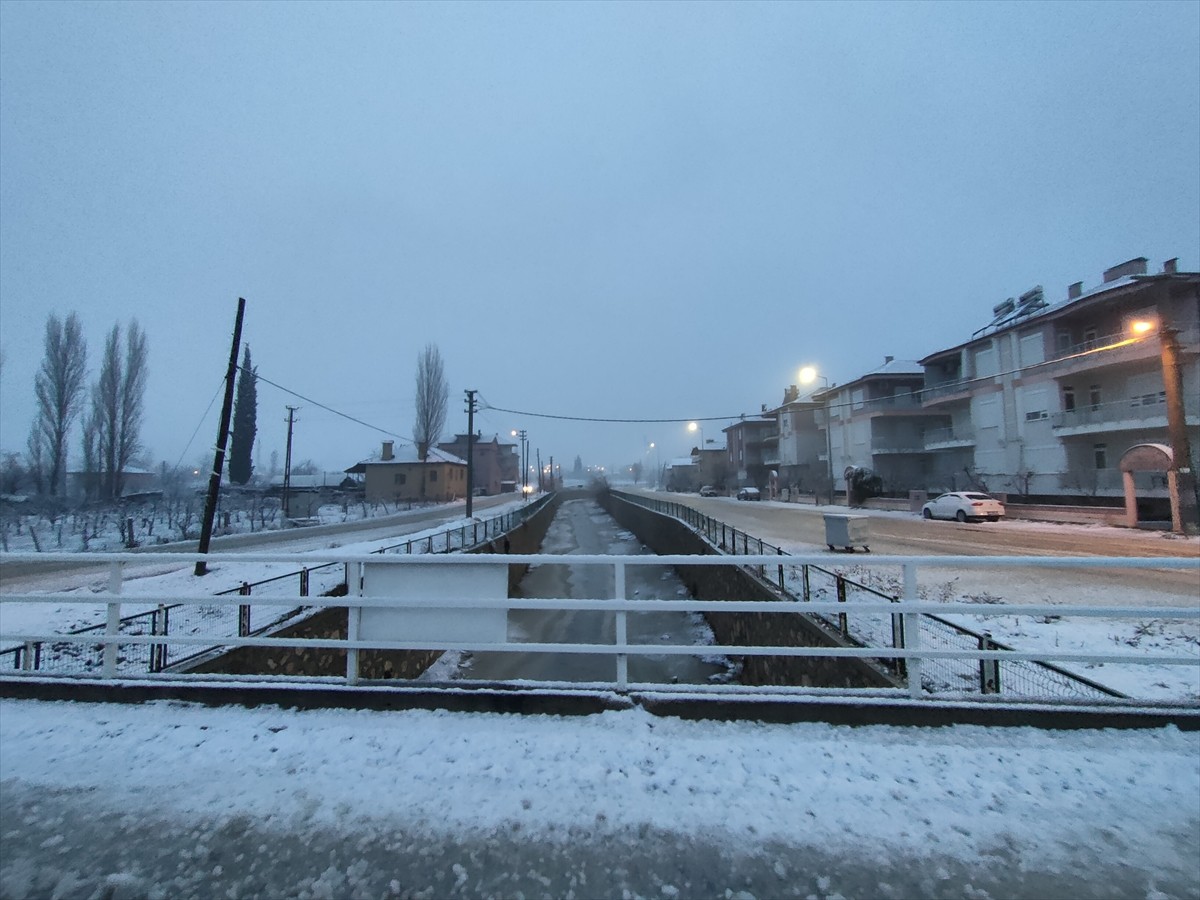 Antalya'nın yüksek kesimlerinde kar, kent merkezinde ise sağanak etkisini aralıklarla sürdürüyor....