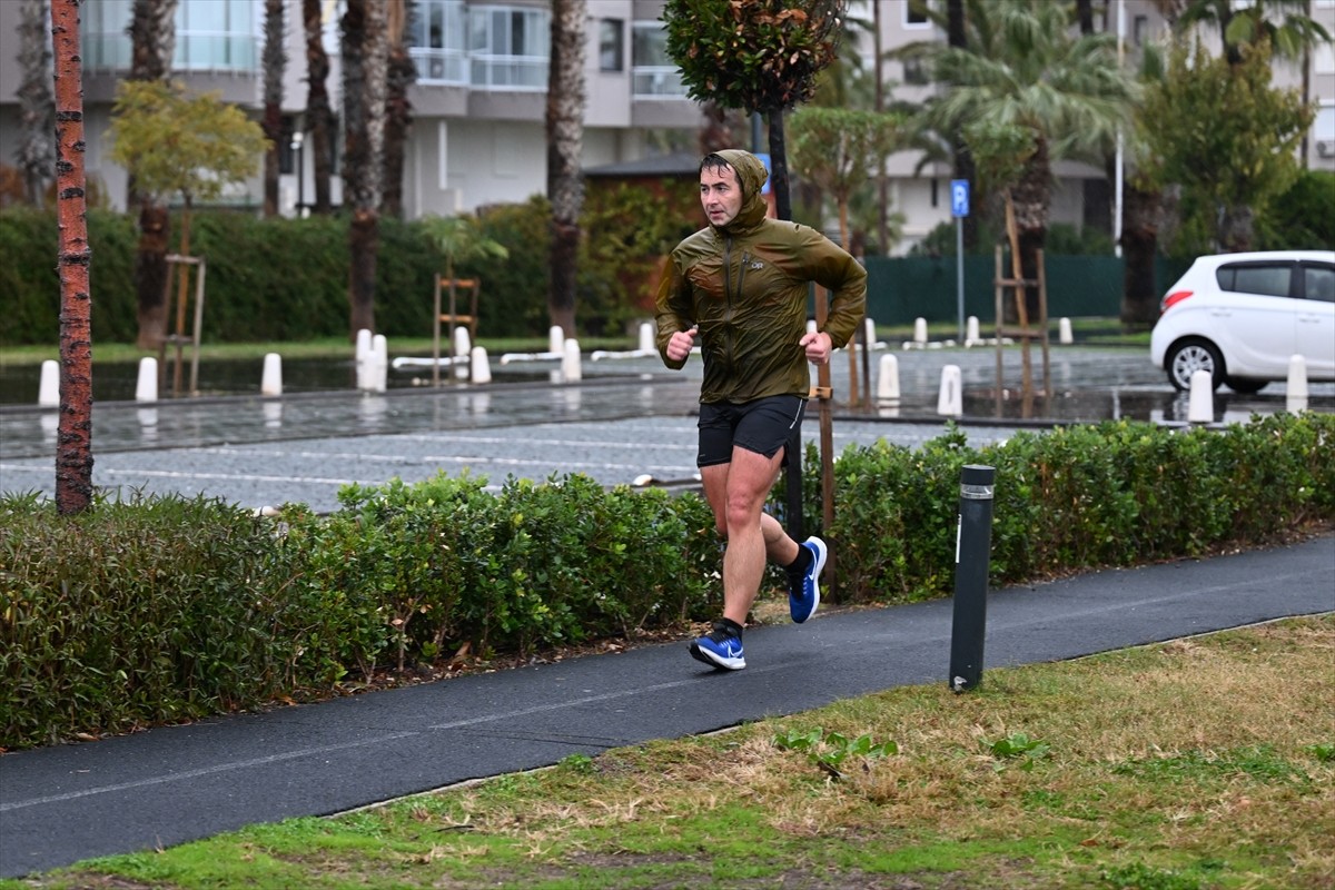Antalya'nın yüksek kesimlerinde kar yağışı, kent merkezinde ise gök gürültülü sağanak etkili...