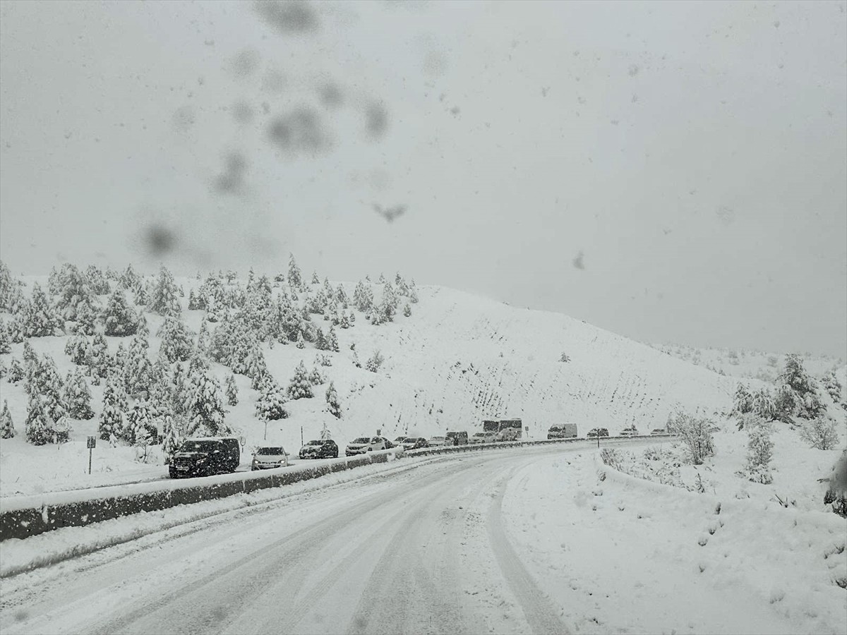 Antalya'nın yüksek kesimlerinde yer alan Korkuteli ilçesinde kar yağışı etkili oldu.