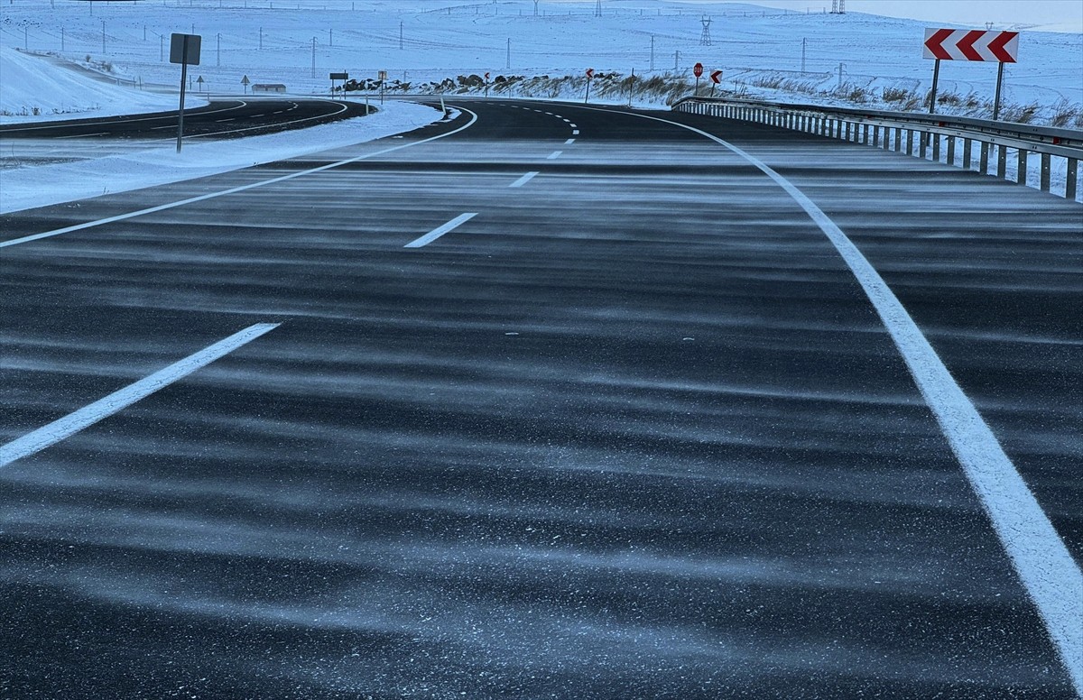 Ardahan'da Çıldır-Aktaş Gümrük Kapısı'na geçiş sağlayan Ardahan-Çıldır kara yolunda etkisini...