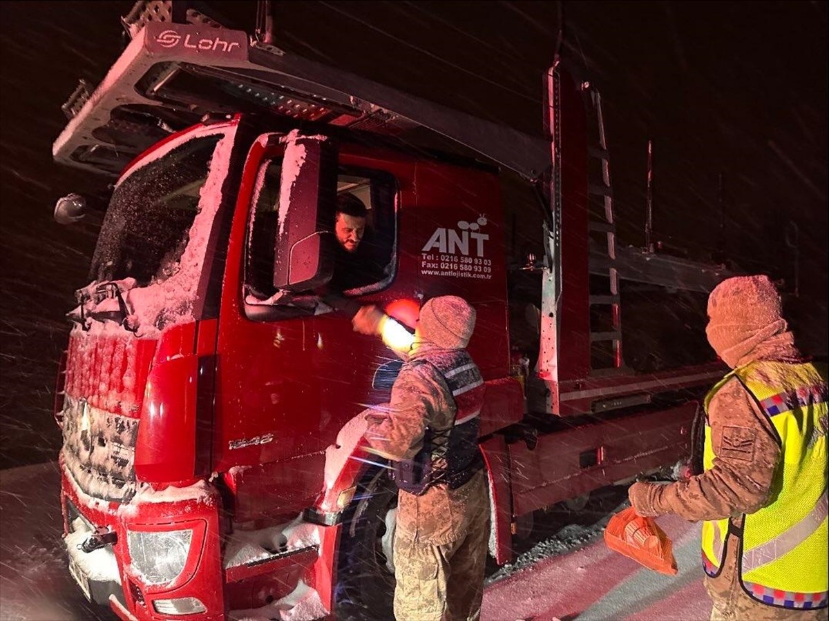 Ardahan'da etkili olan kar ve tipi nedeniyle araçlarıyla yolda kalanlara çorba ve kumanya...