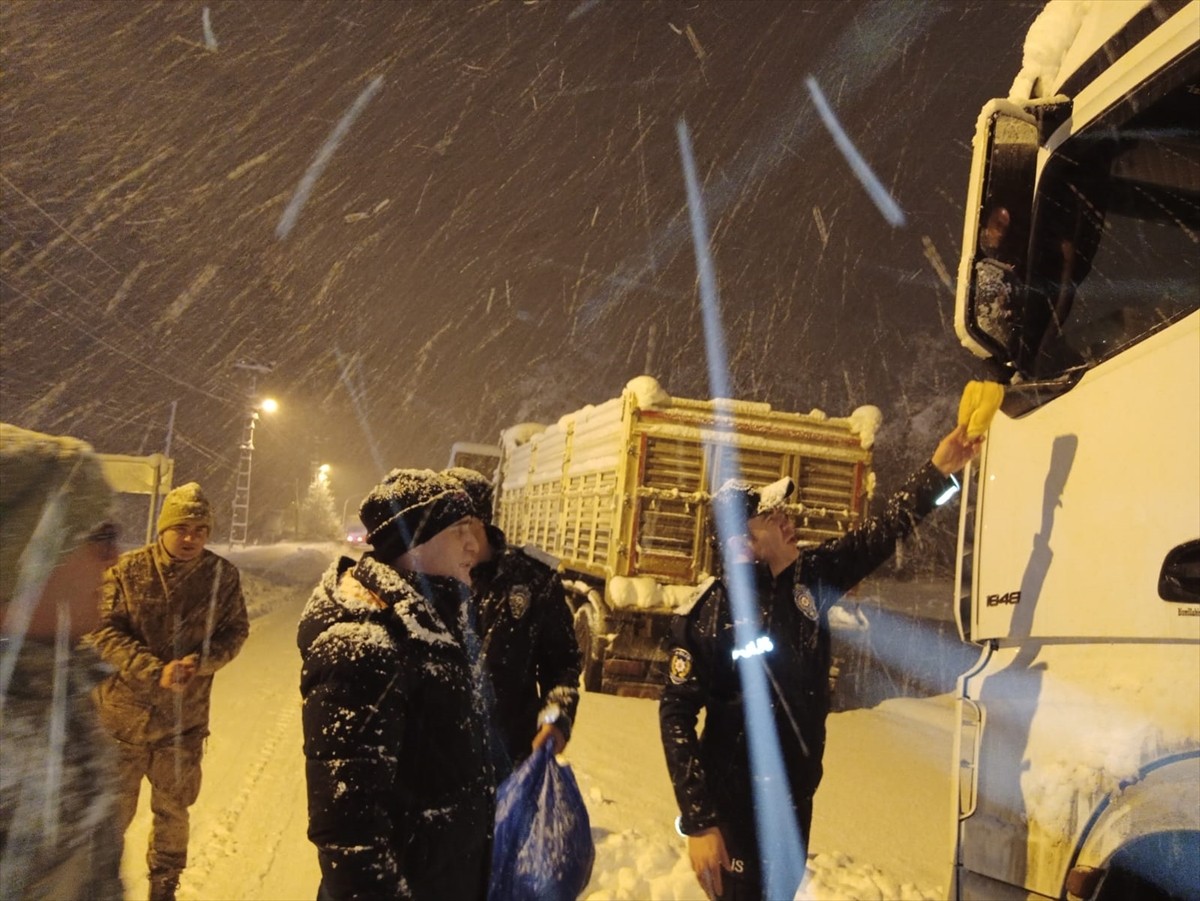 Ardahan'da kar ve tipi nedeniyle ulaşıma kapanan Türkgözü-Posof-Damal kara yolunun açılmasını...