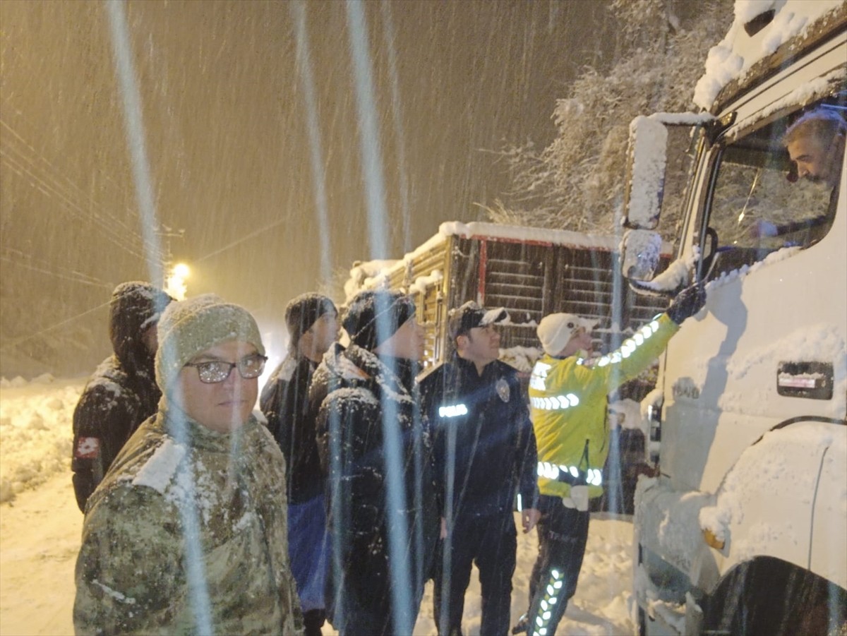 Ardahan'da kar ve tipi nedeniyle ulaşıma kapanan Türkgözü-Posof-Damal kara yolunun açılmasını...