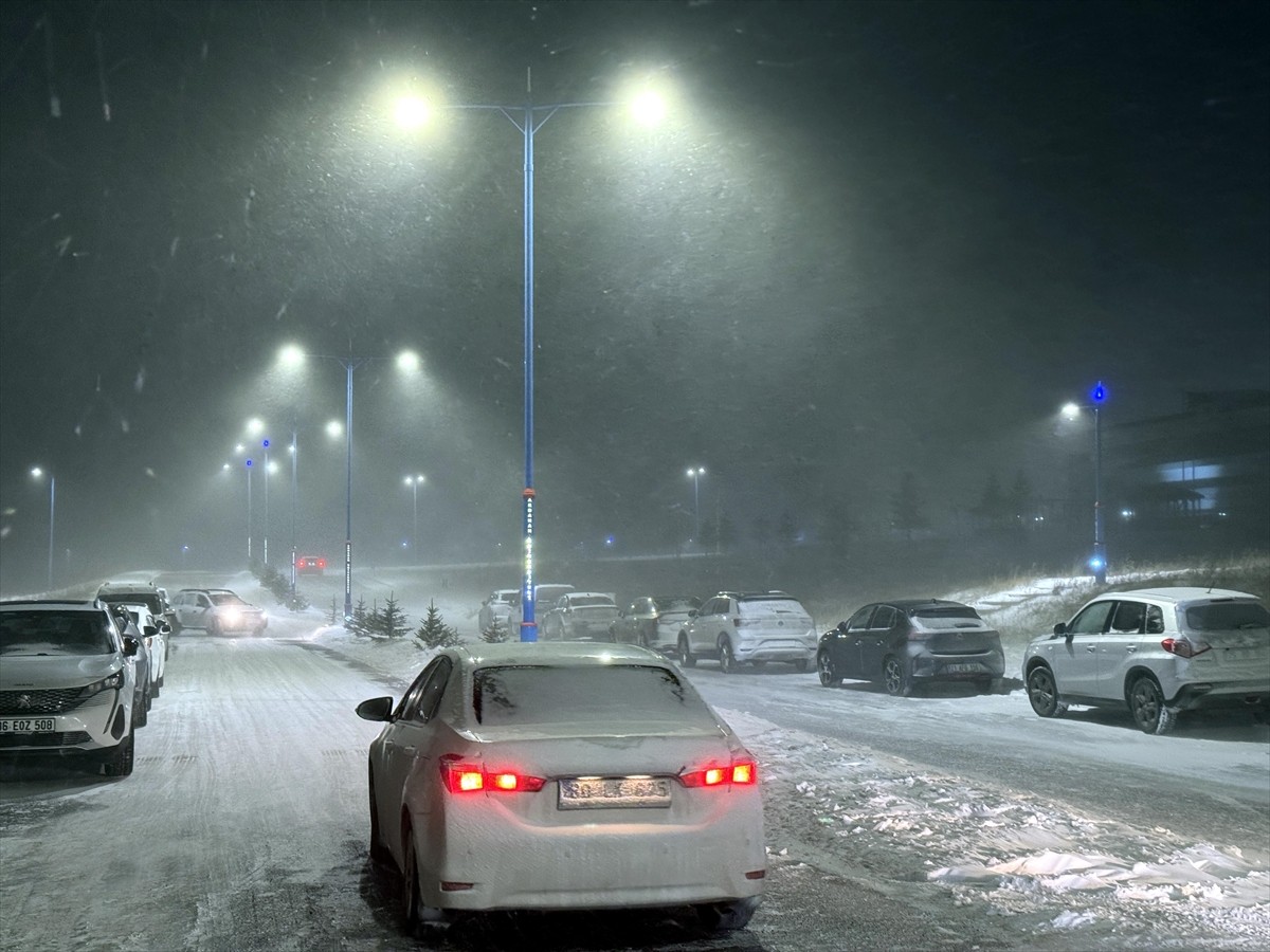 Ardahan'da kar yağışı ve yoğun tipi etkili oldu.