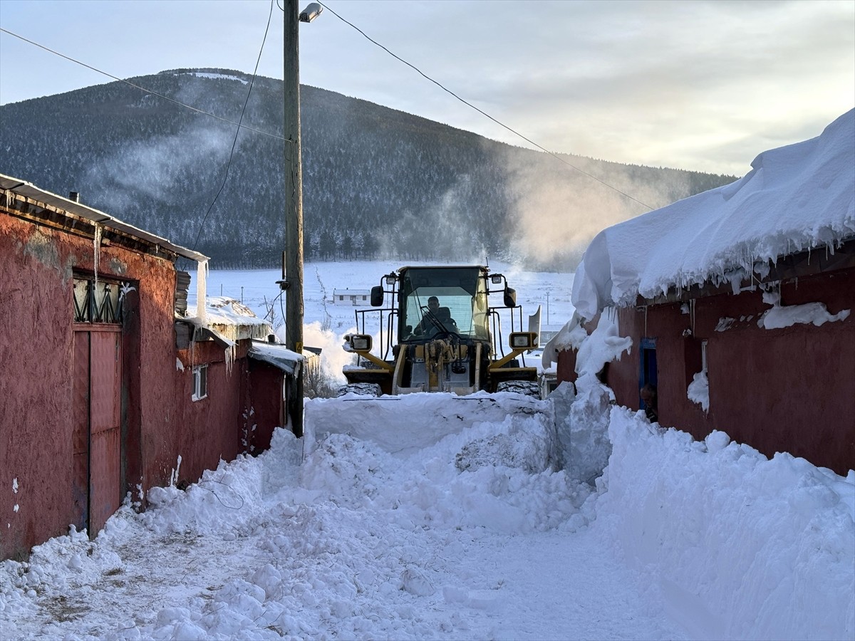 Ardahan'da olumsuz hava koşulları nedeniyle ulaşımda aksama yaşanan köy yollarında karla mücadele...