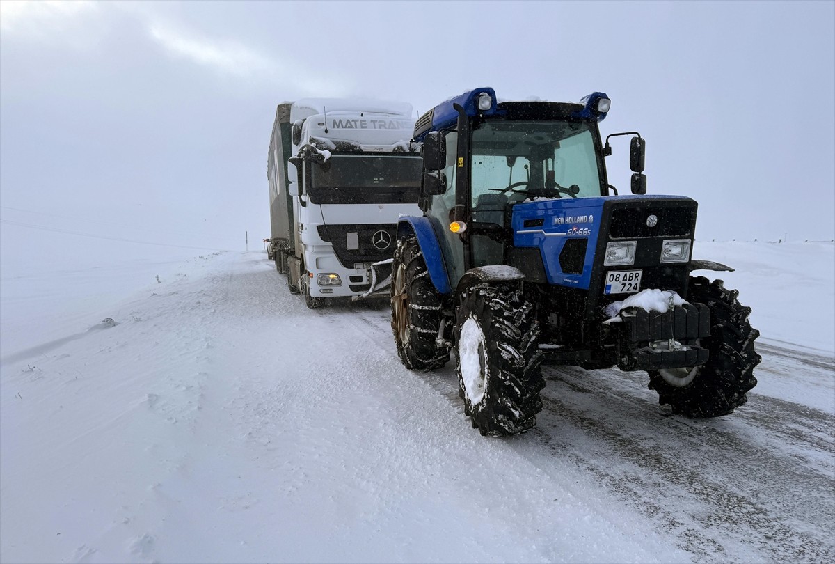 Ardahan-Şavşat kara yolunda, kar ve buzlanma nedeniyle 2'si tır, 4 araç yolda kaldı.