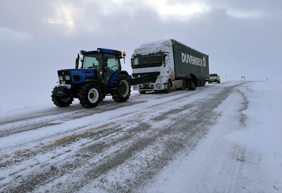 Ardahan-Şavşat kara yolunda, kar ve buzlanma nedeniyle 2'si tır, 4 araç yolda kaldı.