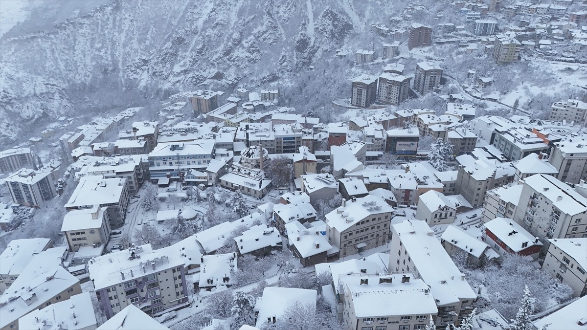 Artvin'de etkili olan kar yağışının ardından kent beyaza büründü.
