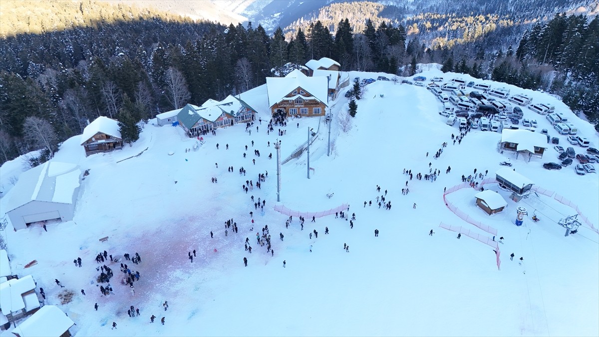 Artvin'deki Atabarı Kayak Merkezi'nde "7. Geleneksel Kar Şenliği" gerçekleştirildi.Artvin Çoruh...
