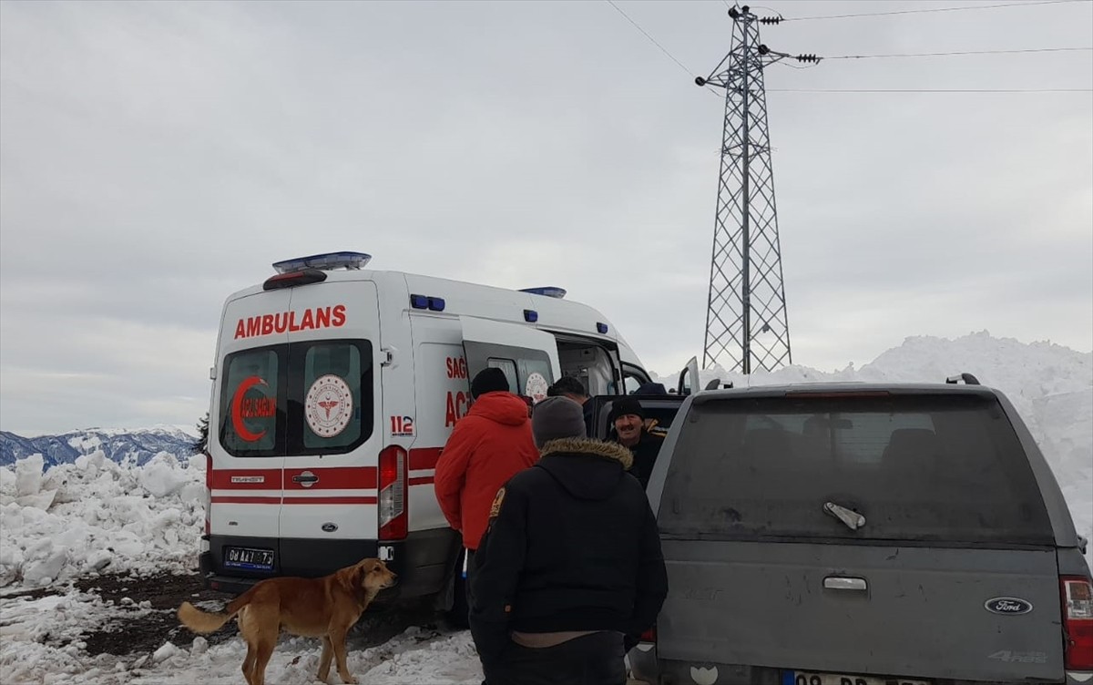  Artvin'in Borçka ilçesinde kar nedeniyle yolu kapanan köydeki hasta, paletli ambulansla hastaneye...