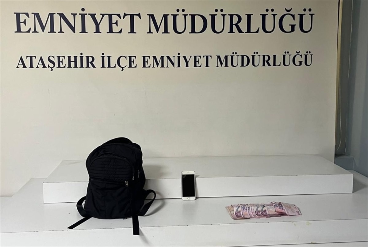 Ataşehir'de kapkaç yöntemiyle bir kadının altın, telefon ve parasının bulunduğu çantasını çalan...
