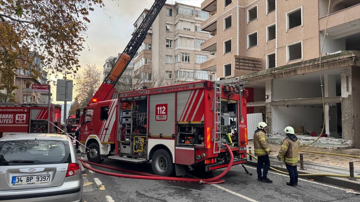 Ataşehir'de kentsel dönüşüm kapsamında boşaltılan 7 katlı binanın çatısında çıkan yangın, itfaiye...