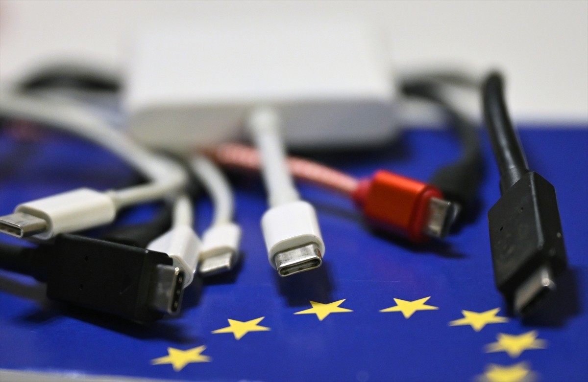 Avrupa Birliği, 28 Aralık 2024 itibarıyla cep telefonları ve diğer taşınabilir elektronik cihazlar...