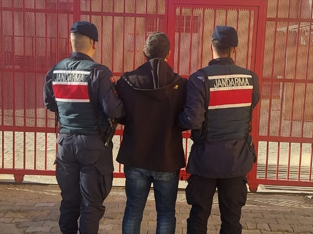 Aydın'da Fetullahçı Terör Örgütü'ne (FETÖ) üye olmak suçundan hakkında 6 yıl 3 ay kesinleşmiş...