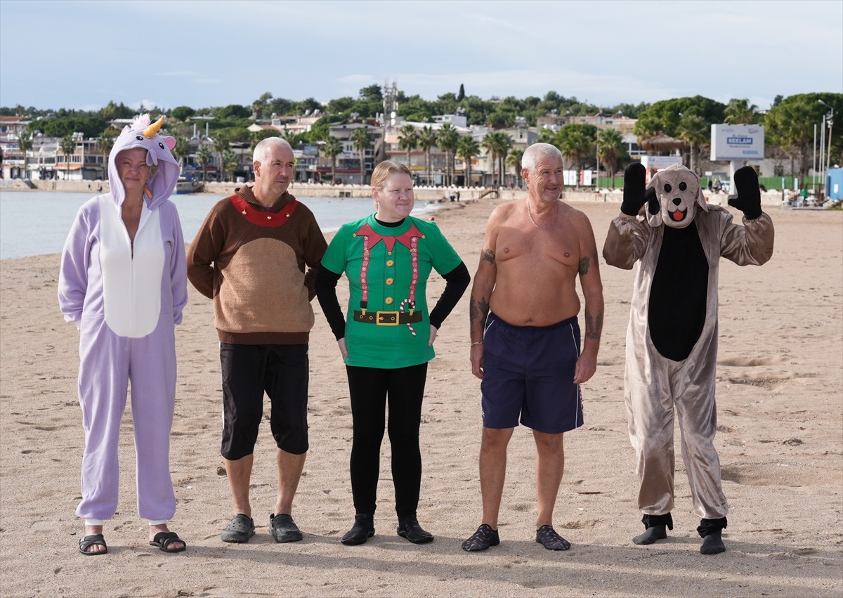 Aydın'ın Didim ilçesinde yaşayan bir grup İngiliz, sahipsiz hayvanlara dikkati çekmek amacıyla...