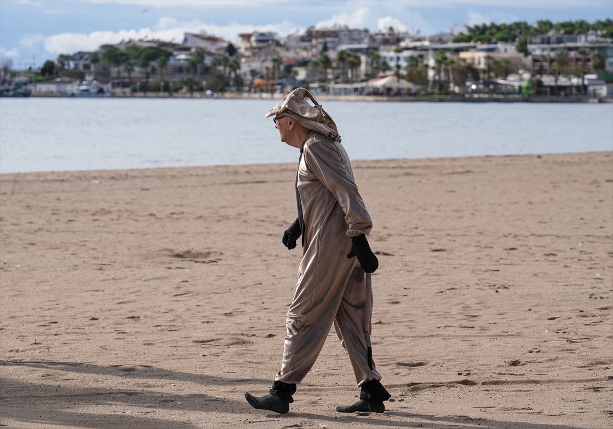 Aydın'ın Didim ilçesinde yaşayan bir grup İngiliz, sahipsiz hayvanlara dikkati çekmek amacıyla...
