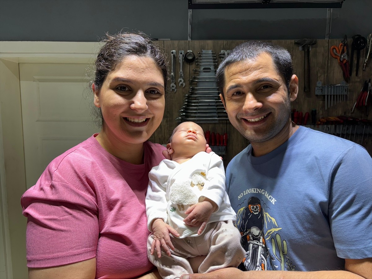 Aydın'ın Efeler ilçesinde bir çift, bebeklerine "Honda" adını verdi. Kemer Mahallesi'nde yaşayan...