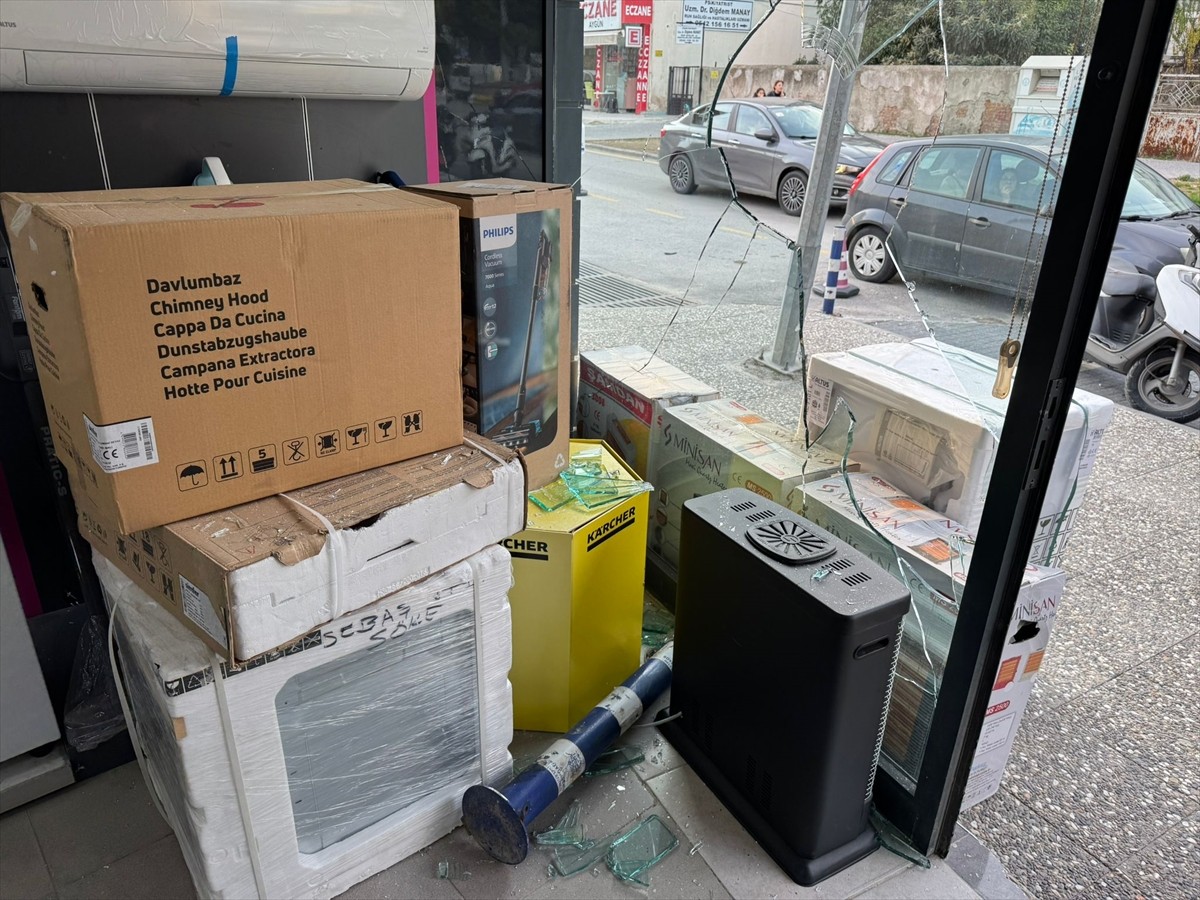 Aydın'ın Söke ilçesinde bir motosiklet, İstasyon Caddesi'nde ilerlediği sırada yol üzerindeki...