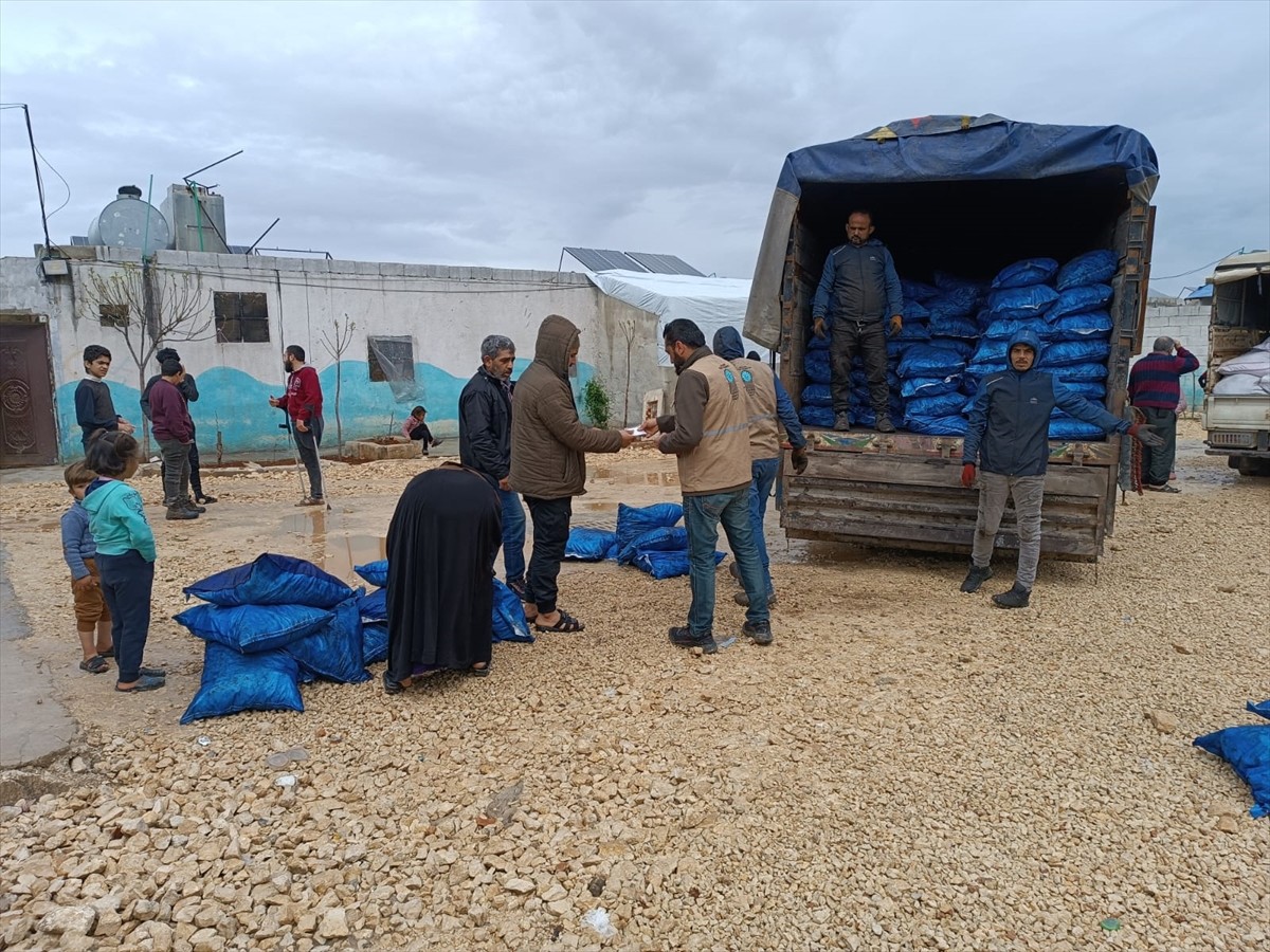 Aziz Mahmud Hüdayi Vakfı, Baas rejiminin devrildiği Suriye'ye yönelik acil insani yardım...