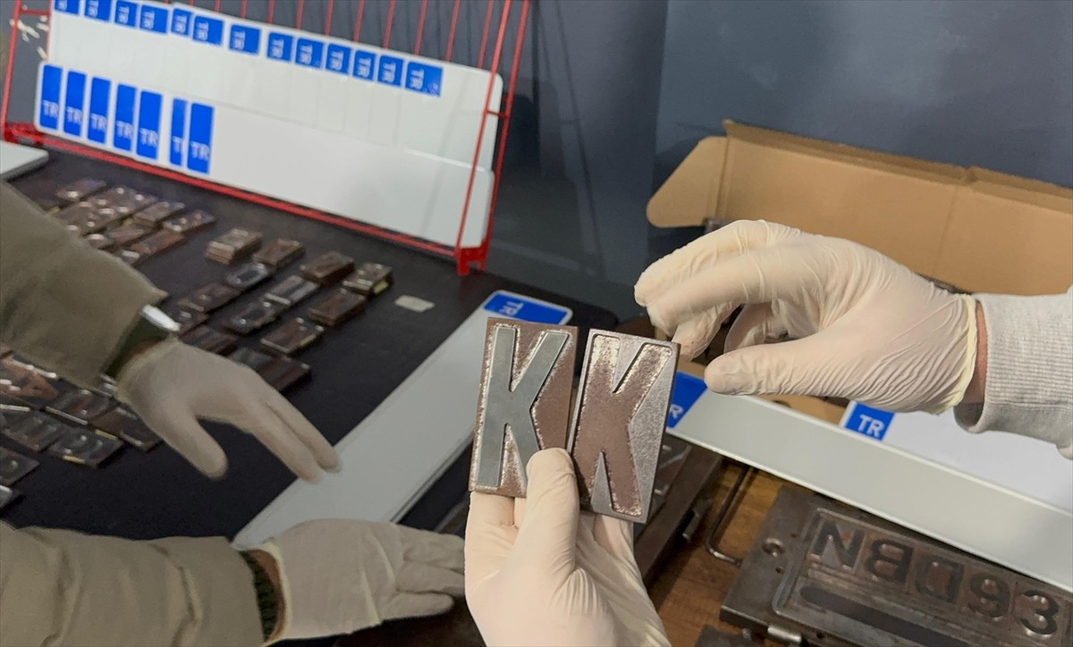 Bağcılar ve Gaziosmanpaşa'daki iki iş yerine düzenlenen operasyonda, sahte araç plakası baktıkları...