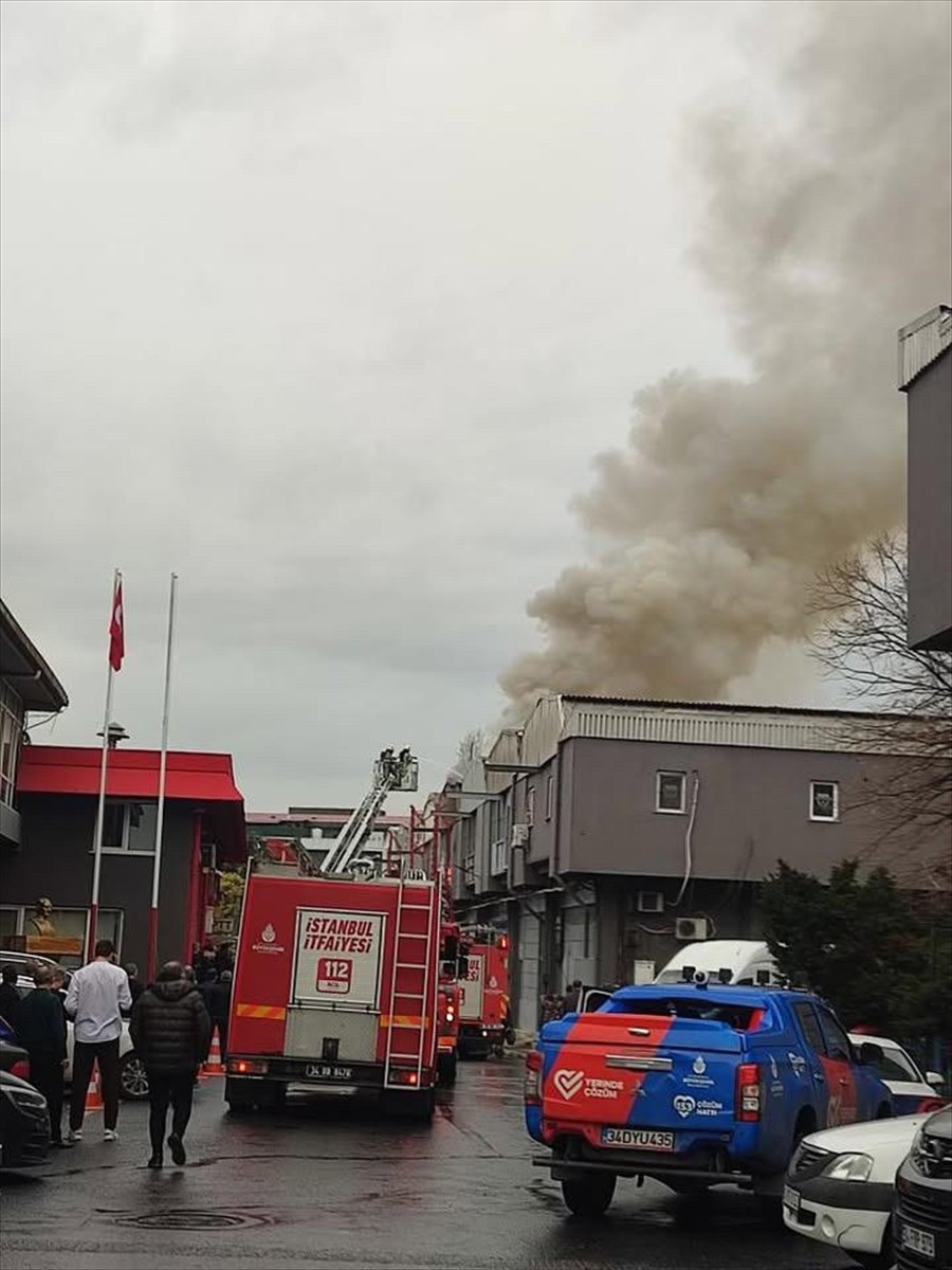 Bahçelievler'de iki katlı matbaa kalıp atölyesinde çıkan yangın, itfaiye ekiplerince...