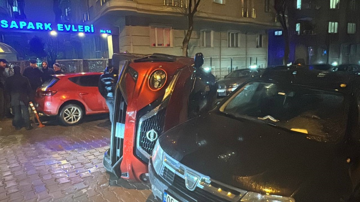 Bahçelievler Kocasinan Merkez Mahallesi Şamdan Sokak'ta, sürücüsünün önüne çıkan kediyi ezmemek...