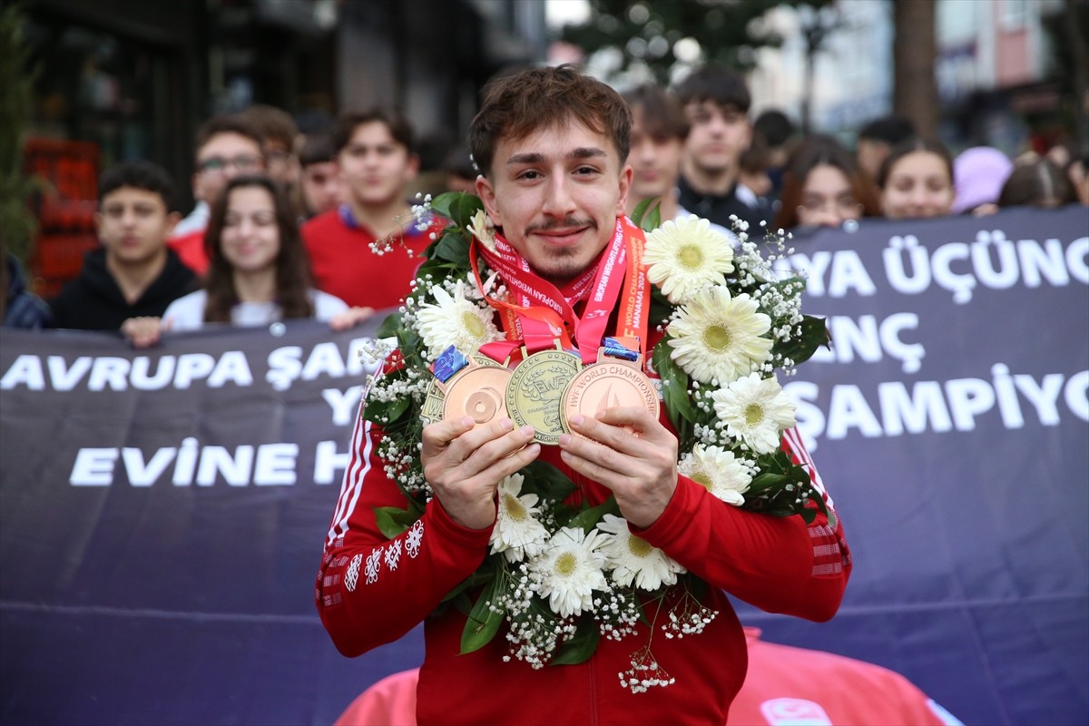 Bahreyn'de yapılan Dünya Halter Şampiyonası'nda bronz madalya kazanan milli sporcu Yusuf Fehmi...