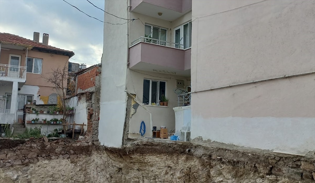  Balıkesir'de bir inşaatın temel kazısı sırasında yandaki apartmanın girişinin bulunduğu alanın...