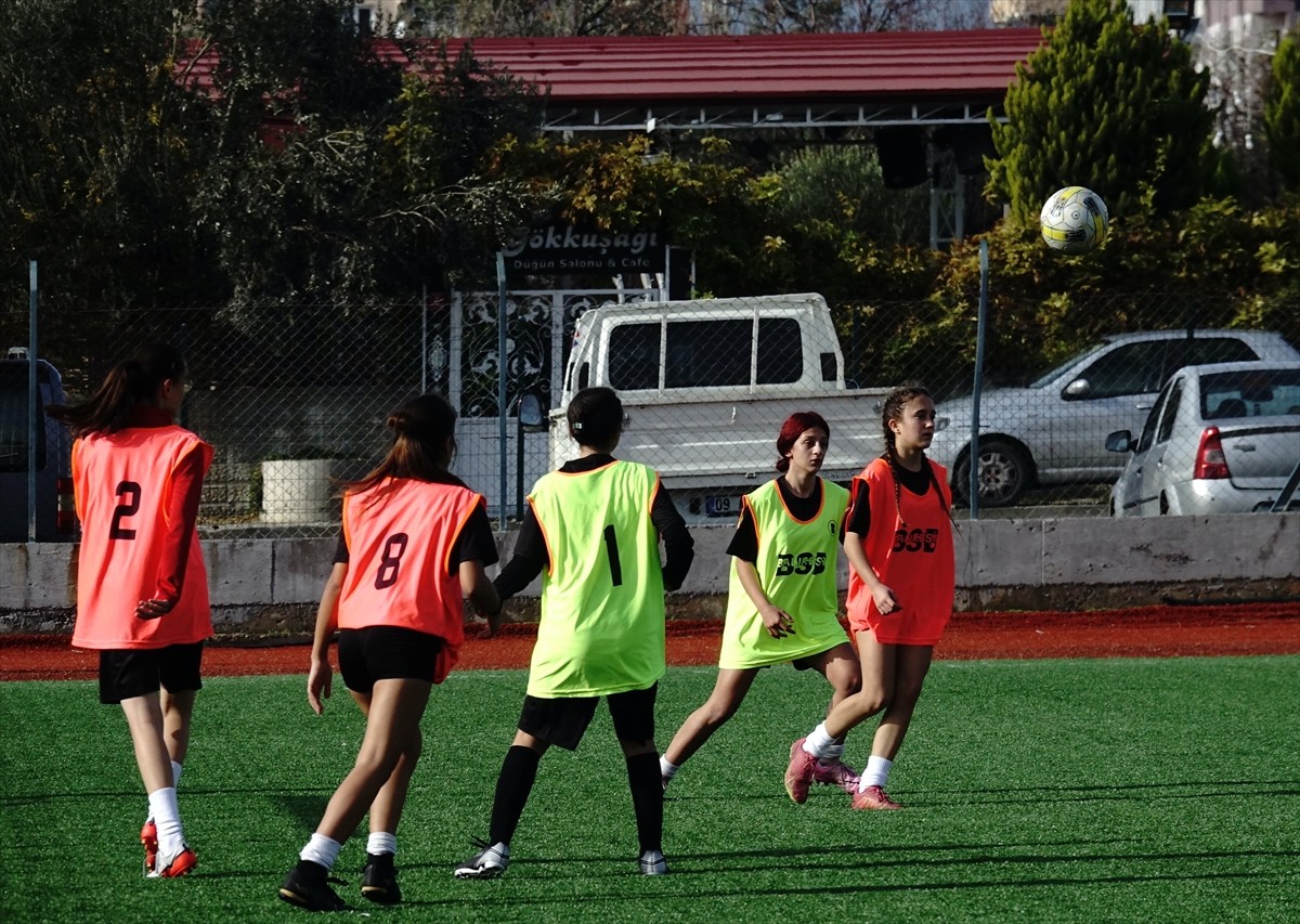 Balıkesir'de görev yapan futbolsever sınıf öğretmeni Gökhan Acar, 11 yaşındaki kızı Aylin Acar'ın...